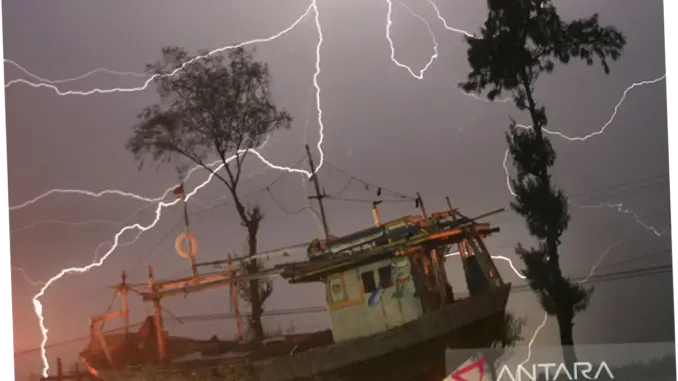 BMKG: Hujan Petir Guyur Sejumlah Kota Besar di Indonesia Hari Ini