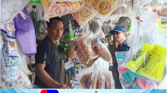 Harga Plastik Melonjak, Pedagang Plastik di Purwakarta Alami Penurunan Pembeli
