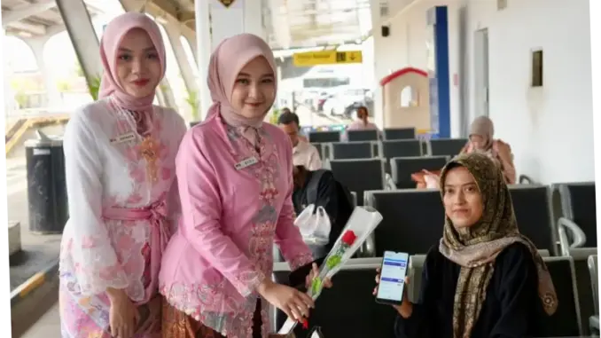Sapa Kartini, KAI Divre II Sumbar Beri Apresiasi kepada Penumpang Perempuan