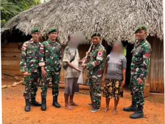 Satgas Pamtas Yonarhanud 2 Kostrad Terima Satu Pucuk Senjata Api dari Warga