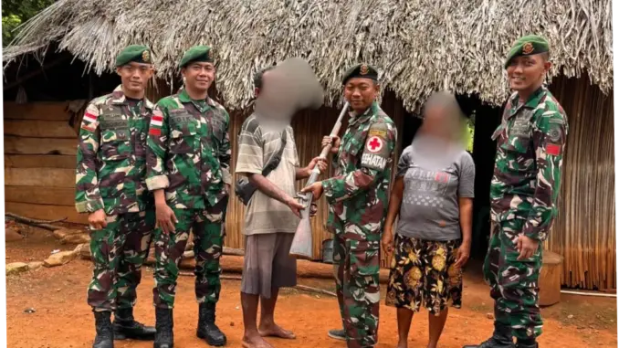 Satgas Pamtas Yonarhanud 2 Kostrad Terima Satu Pucuk Senjata Api dari Warga
