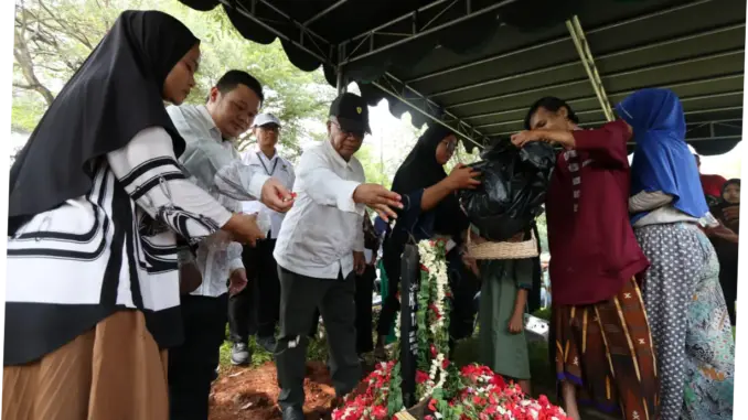 Baznas Beri Santunan untuk 15 Keluarga Korban Tewas Kecelakaan KA Bekasi