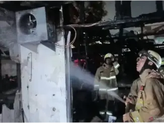 Empat Kios Terbakar di Pulogebang Jaktim, 65 Personel Dikerahkan