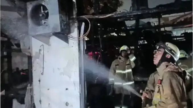 Empat Kios Terbakar di Pulogebang Jaktim, 65 Personel Dikerahkan