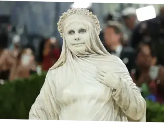 Heidi Klum Mencuri Perhatian di Met Gala 2026 dengan Tampilan Patung Berjalan