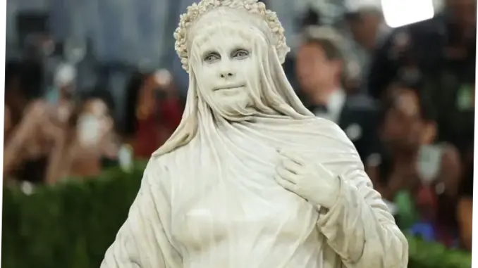 Heidi Klum Mencuri Perhatian di Met Gala 2026 dengan Tampilan Patung Berjalan