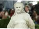 Heidi Klum Mencuri Perhatian di Met Gala 2026 dengan Tampilan Patung Berjalan