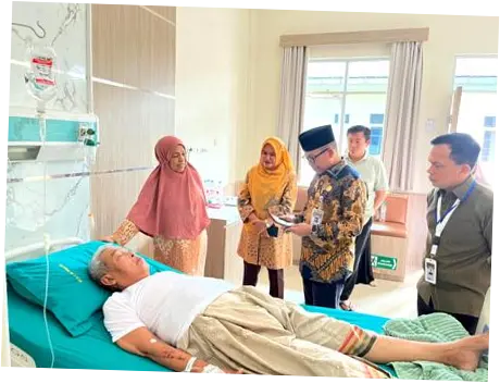 Kemenhaj Sumut Besuk Jemaah Haji Asal Jateng yang Alami Technical Landing di Bandara Kualanamu