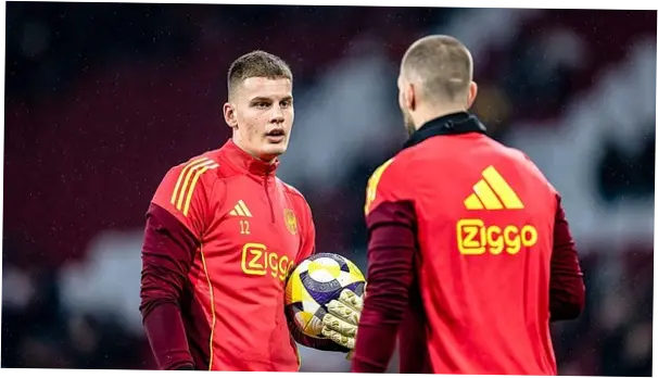 Maarten Paes, Kiper Muda yang Menghadapi Tantangan di Ajax