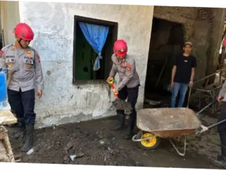 Polres Garut Turunkan Tim Bersihkan Lingkungan Usai Bencana Banjir