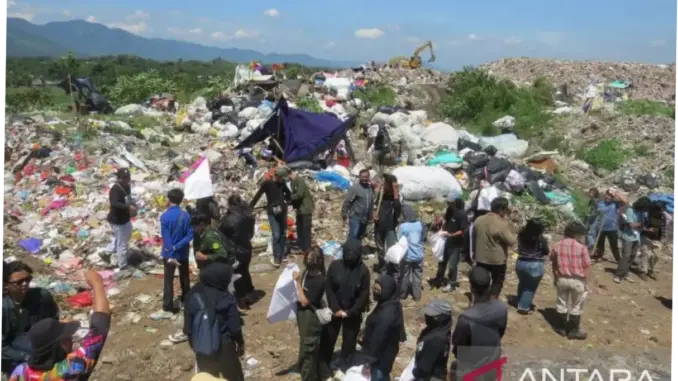 Puluhan Mahasiswa Jember Mengumpulkan Kompos dari Tempat Pembuangan Akhir