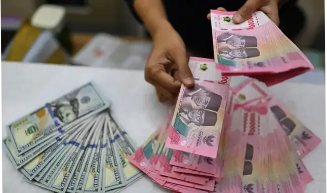Rupiah Indonesia Mencapai Rekor Terendah, Apa yang Terjadi?