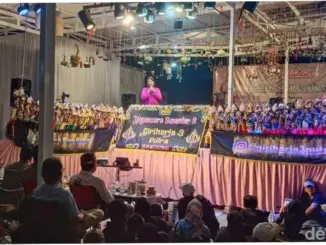 Ultah ke-61, 'Kades Sultan' Majalengka Serahkan Kunci Rumah Layak Huni dan Gelar Wayang Golek Semalam Suntuk