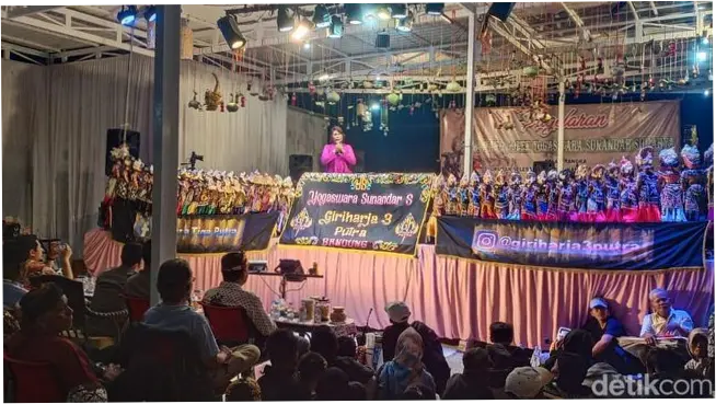 Ultah ke-61, 'Kades Sultan' Majalengka Serahkan Kunci Rumah Layak Huni dan Gelar Wayang Golek Semalam Suntuk